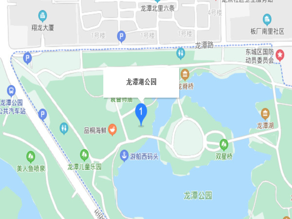 龍?zhí)逗?>龍?zhí)逗?，位于北京市東城區(qū)外城東南隅，龍須溝流經(jīng)此地，故命名為“龍?zhí)逗?rdquo;。為古高梁河穿過的地區(qū)，屬海河流域北運(yùn)河支流通惠河支流護(hù)城河水系。因明圍筑外城墻的窯坑積水形成，中華人民共和國建國后，疏挖成三處湖面，面積44.3萬多平方米，并于1980年代建成大型河湖公園（龍?zhí)逗珗@、北京游樂園、龍?zhí)段骱珗@）。也是南城雨水的調(diào)蓄湖泊</ul></div>
<div   id=